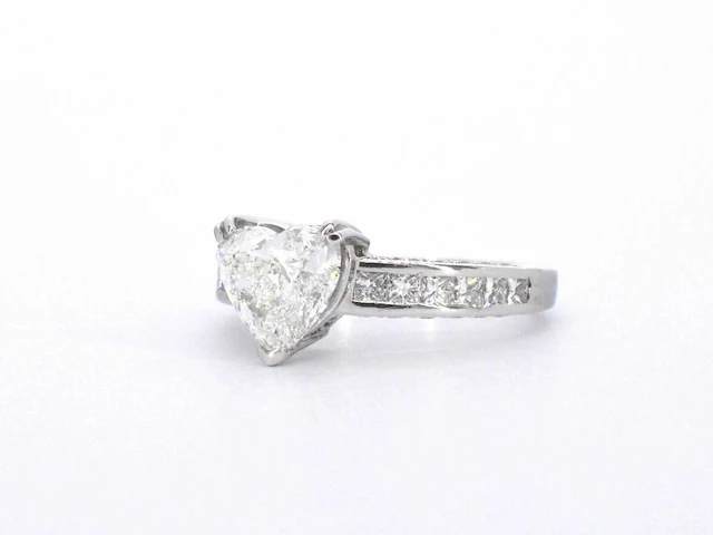 Witgouden entourage ring hartdiamant - afbeelding 5 van  9