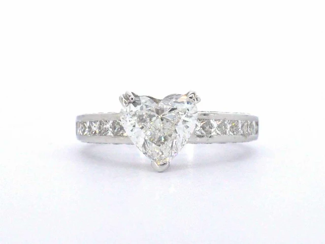 Witgouden entourage ring hartdiamant - afbeelding 6 van  9