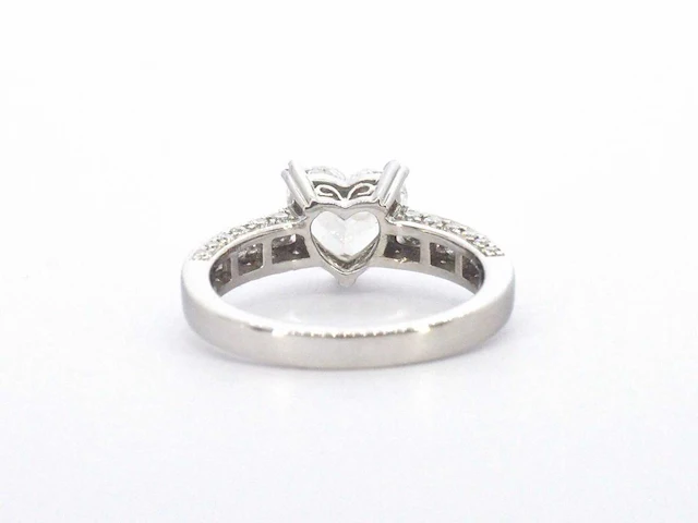 Witgouden entourage ring hartdiamant - afbeelding 7 van  9