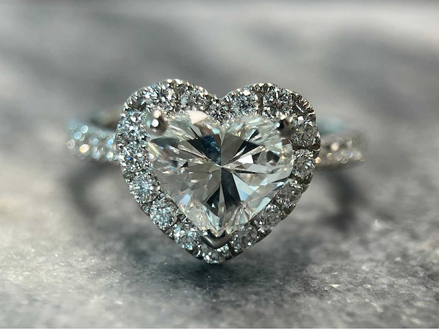 Witgouden entourage ring hartvorm diamant 2.00 carat - afbeelding 1 van  11