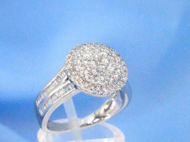 Witgouden entourage ring met 1.00 carat diamanten - afbeelding 7 van  12