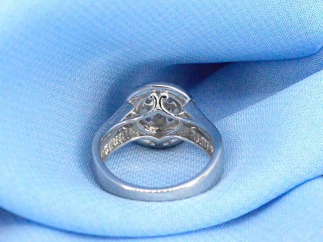 Witgouden entourage ring met 1.00 carat diamanten - afbeelding 10 van  12