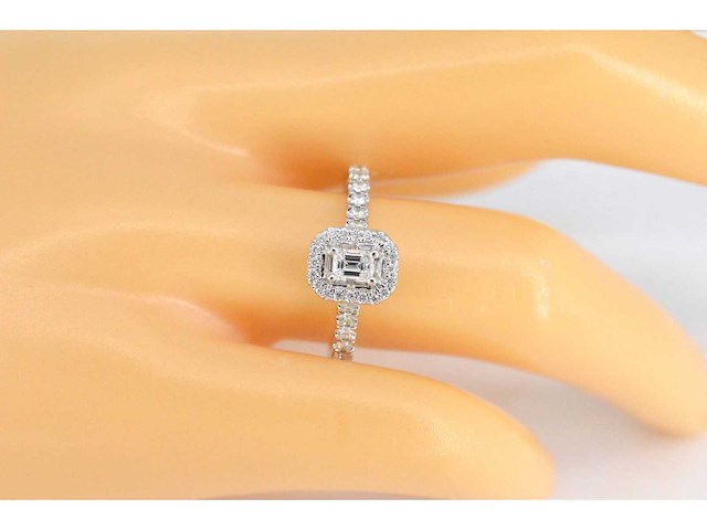 Witgouden entourage ring met briljant en baguette geslepen diamant - afbeelding 4 van  6