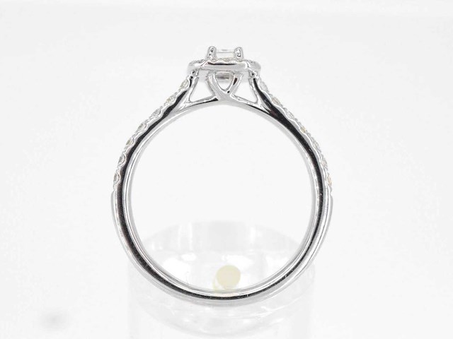 Witgouden entourage ring met briljant en baguette geslepen diamant - afbeelding 5 van  6