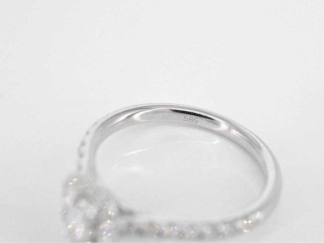 Witgouden entourage ring met briljant en baguette geslepen diamant - afbeelding 3 van  6