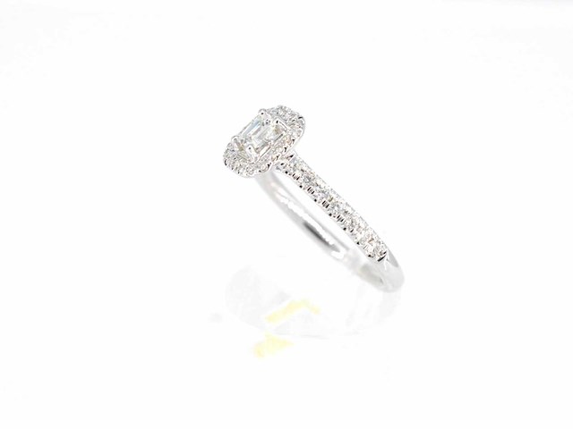 Witgouden entourage ring met briljant en baguette geslepen diamant - afbeelding 6 van  6