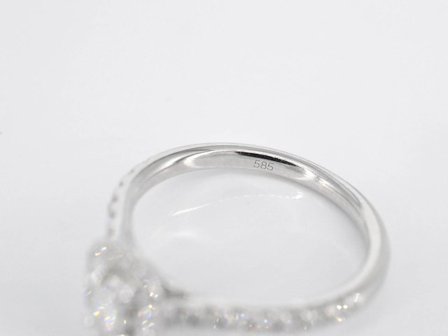 Witgouden entourage ring met briljant en baguette geslepen diamant - afbeelding 4 van  7