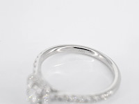 Witgouden entourage ring met briljant en baguette geslepen diamant - afbeelding 4 van  7