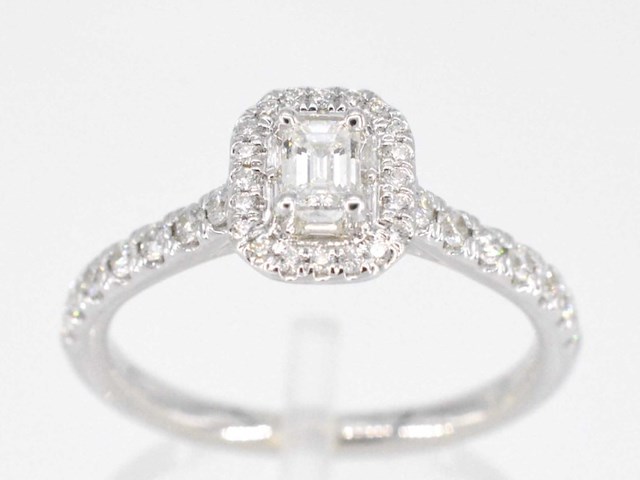 Witgouden entourage ring met briljant en baguette geslepen diamant - afbeelding 1 van  7