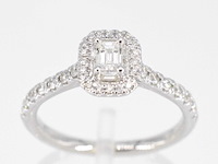 Witgouden entourage ring met briljant en baguette geslepen diamant - afbeelding 1 van  7