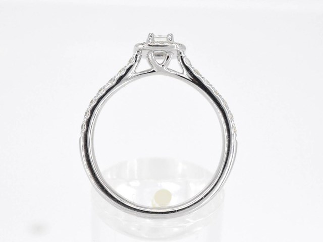 Witgouden entourage ring met briljant en baguette geslepen diamant - afbeelding 3 van  7