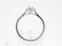 Witgouden entourage ring met briljant en baguette geslepen diamant - afbeelding 3 van  7
