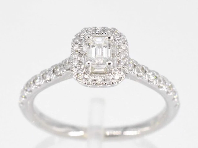 Witgouden entourage ring met briljant en baguette geslepen diamant - afbeelding 1 van  7