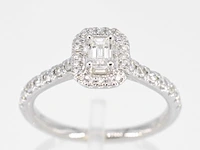 Witgouden entourage ring met briljant en baguette geslepen diamant