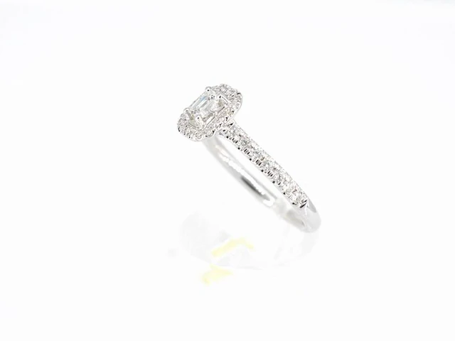 Witgouden entourage ring met briljant en baguette geslepen diamant - afbeelding 3 van  7