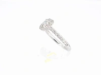 Witgouden entourage ring met briljant en baguette geslepen diamant - afbeelding 3 van  7
