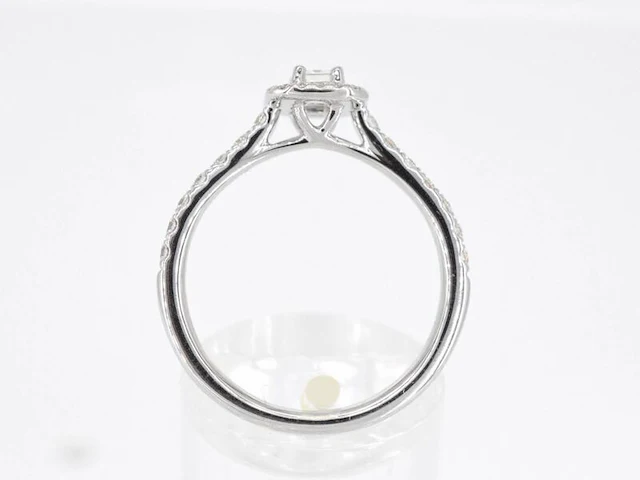 Witgouden entourage ring met briljant en baguette geslepen diamant - afbeelding 4 van  7