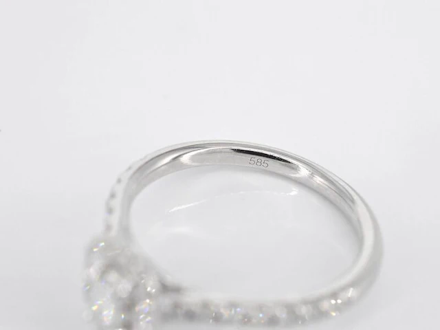 Witgouden entourage ring met briljant en baguette geslepen diamant - afbeelding 5 van  7