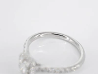 Witgouden entourage ring met briljant en baguette geslepen diamant - afbeelding 5 van  7