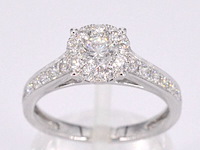 Witgouden entourage ring met briljant geslepen diamanten 1.00 carat