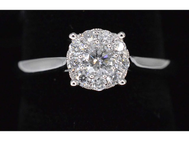 Witgouden entourage ring met briljant geslepen diamanten - afbeelding 1 van  6