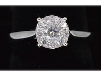 Witgouden entourage ring met briljant geslepen diamanten - afbeelding 1 van  6