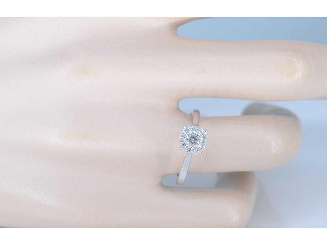 Witgouden entourage ring met briljant geslepen diamanten - afbeelding 2 van  6