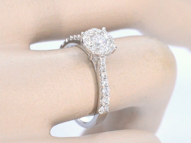 Witgouden entourage ring met briljant geslepen diamanten - afbeelding 4 van  11