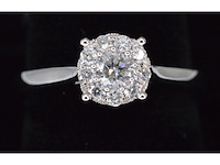 Witgouden entourage ring met briljant geslepen diamanten - afbeelding 1 van  5