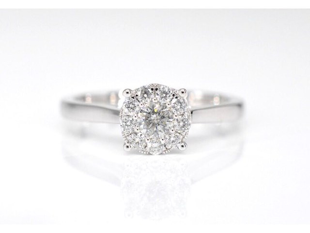 Witgouden entourage ring met briljant geslepen diamanten - afbeelding 3 van  7