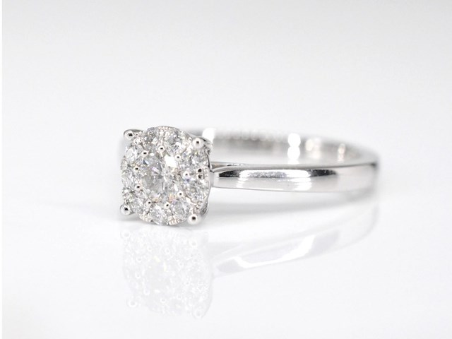 Witgouden entourage ring met briljant geslepen diamanten - afbeelding 4 van  7