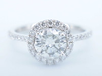 Witgouden entourage ring met centrale diamant van 0.90 carat - afbeelding 1 van  7