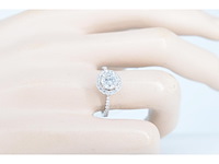 Witgouden entourage ring met centrale diamant van 0.90 carat - afbeelding 2 van  7