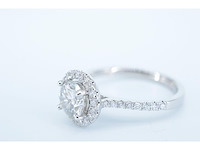 Witgouden entourage ring met centrale diamant van 0.90 carat - afbeelding 3 van  7