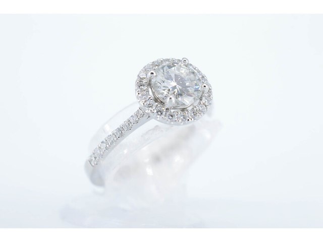 Witgouden entourage ring met centrale diamant van 0.90 carat - afbeelding 4 van  7