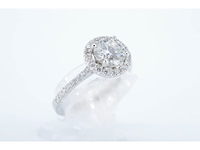 Witgouden entourage ring met centrale diamant van 0.90 carat - afbeelding 4 van  7