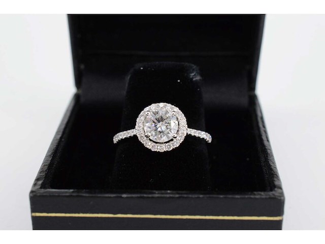 Witgouden entourage ring met centrale diamant van 0.90 carat - afbeelding 5 van  7