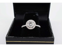 Witgouden entourage ring met centrale diamant van 0.90 carat - afbeelding 5 van  7