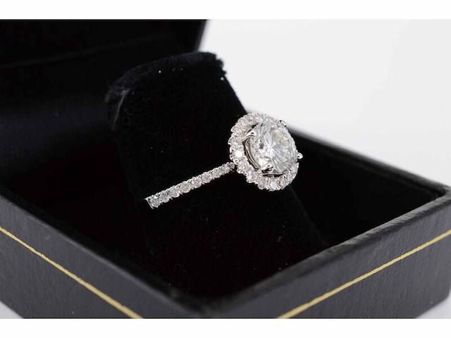 Witgouden entourage ring met centrale diamant van 0.90 carat - afbeelding 6 van  7