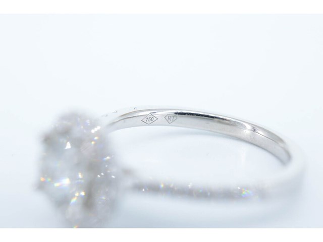 Witgouden entourage ring met centrale diamant van 0.90 carat - afbeelding 7 van  7