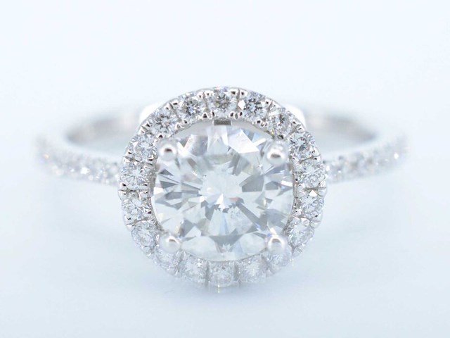 Witgouden entourage ring met centrale diamant van 0.90 carat - afbeelding 1 van  7