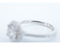 Witgouden entourage ring met centrale diamant van 0.90 carat - afbeelding 7 van  7