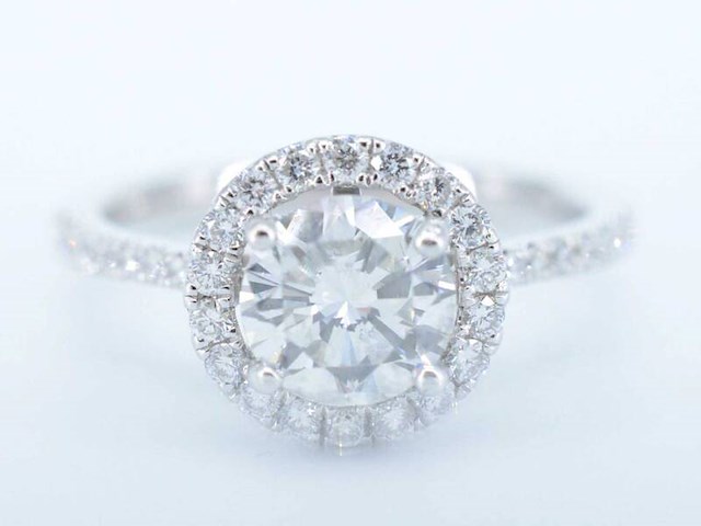 Witgouden entourage ring met centrale natuurlijke diamant van 0.90 carat - afbeelding 1 van  9