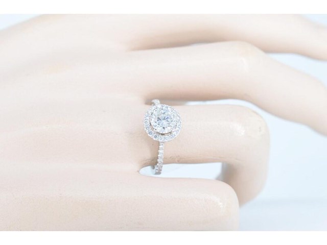 Witgouden entourage ring met centrale natuurlijke diamant van 0.90 carat - afbeelding 2 van  9