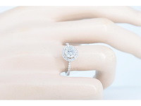 Witgouden entourage ring met centrale natuurlijke diamant van 0.90 carat - afbeelding 2 van  9