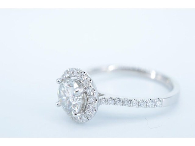 Witgouden entourage ring met centrale natuurlijke diamant van 0.90 carat - afbeelding 3 van  9