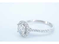 Witgouden entourage ring met centrale natuurlijke diamant van 0.90 carat - afbeelding 3 van  9