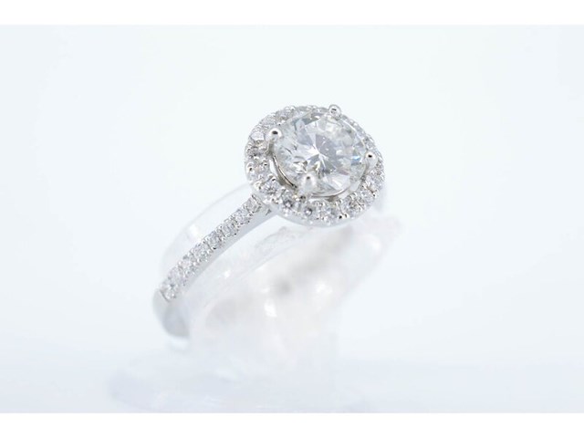 Witgouden entourage ring met centrale natuurlijke diamant van 0.90 carat - afbeelding 4 van  9