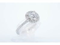 Witgouden entourage ring met centrale natuurlijke diamant van 0.90 carat - afbeelding 4 van  9