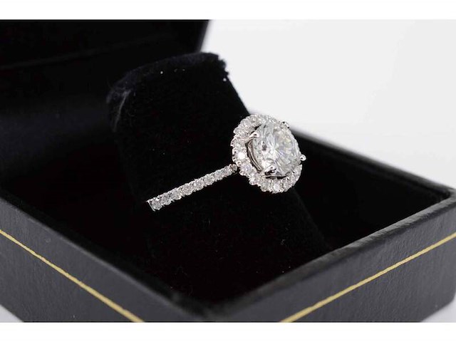 Witgouden entourage ring met centrale natuurlijke diamant van 0.90 carat - afbeelding 6 van  9
